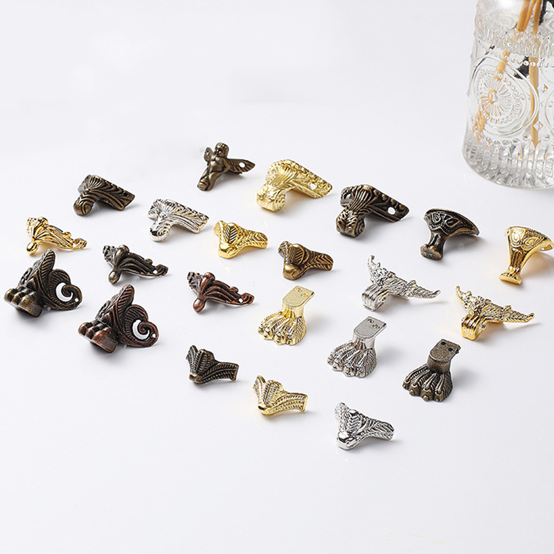 Body Jewelry Display Case - Caja antigua con patas de madera