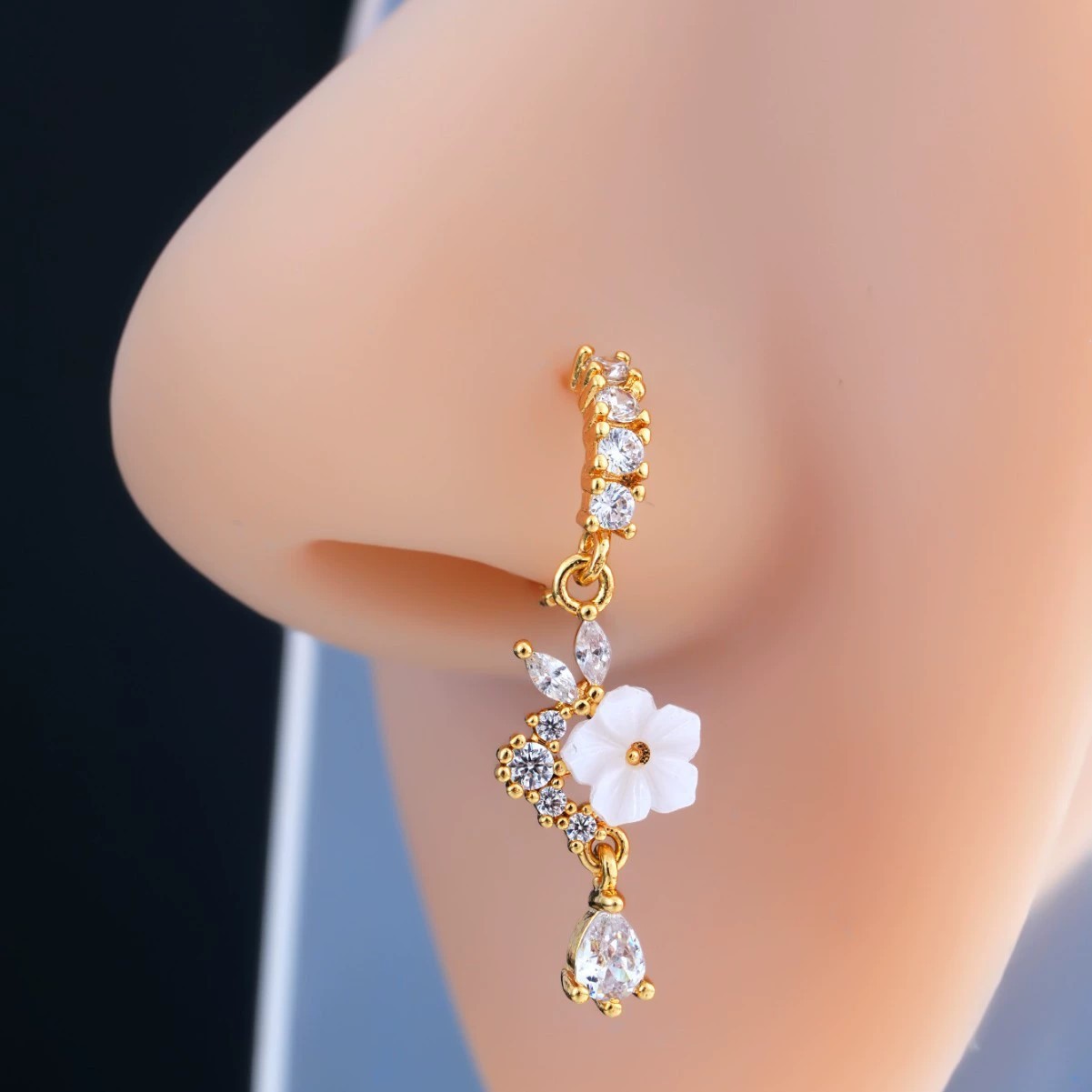Body Jewelry Nose Ring - Anillo de Nariz con Flor Dorada